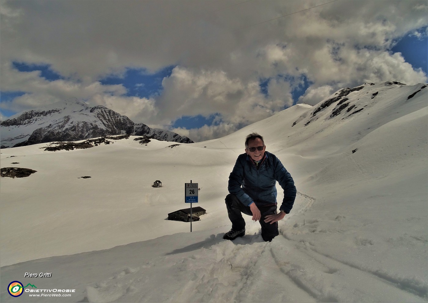 52 Ancora molta neve sul versante nord del Passo San Marco.JPG